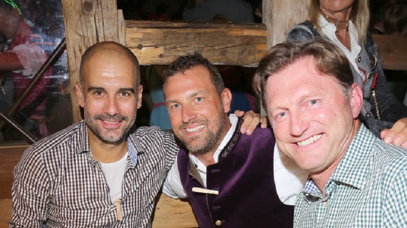 瓜迪奥拉到访慕尼黑啤酒节，与两位德甲主帅合影